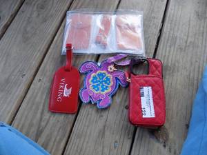lot 122 image: phone case and luggage tags