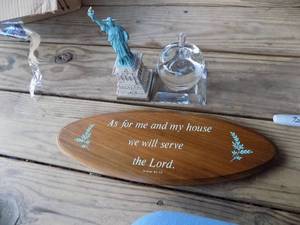 lot 131 image: Statue of Liberty figurine, glass apple, wooden plaque
