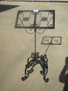 lot 10 image: Metal music stand  40 HT