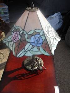 lot 17 image: Stainglass table lamp with shade 19 TALL