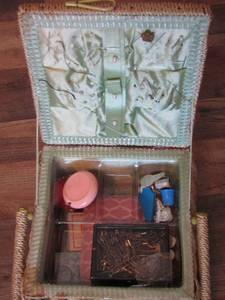 lot 161 image: small sewing box with sewing supplies