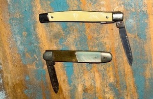 lot 147 image: qty 2 small pocket knifes both have 2 blades 1 of each is broken