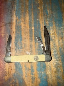 lot 139 image: Camillus multi blade pocket knife