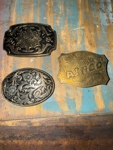 lot 140 image: qty 3 belt buckles