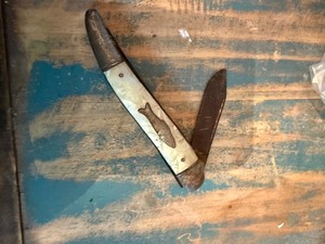 lot 137 image: fish design pocket knife