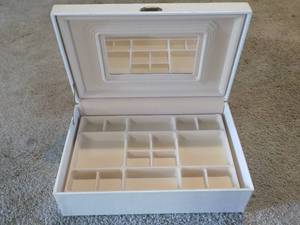 lot 81 image: JEWELRY CHEST W TRAYS  (WHITE)  by MELE