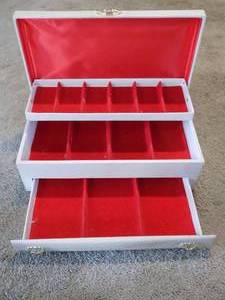 lot 71 image: JEWELRY COFFER  - WHITE  TOP OPENS W 1 DRAWER  BY BUXTON