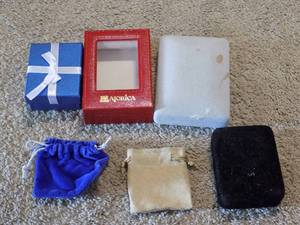 lot 74 image: NECKLACE  JEWELRY BOXES & BAGS