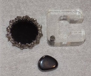 lot 77 image: BROACH, ACRYLIC C, STONE