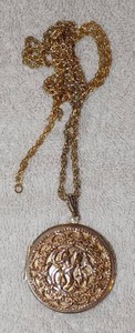 lot 88 image: LOCKET W CHAIN