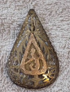 lot 89 image: SILVER (925) W GOLD OVERLAY  FILIGREE PENDANT W PINBACK - 1 38 X 2