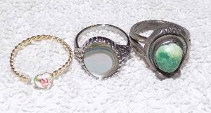 lot 64 image: RINGS - SMALL TEALSTONE, GOLD HEART RING & SILVER RING