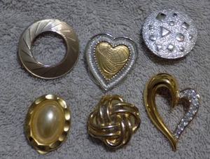 lot 70 image: 6 SCARF CLIPS