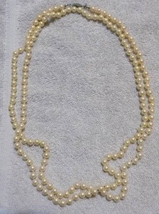 lot 45 image: RMN PEARL NECKLACE BY THE ROMAN CO.