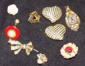 lot 49 image: 7 RANDOM EARRING & 1 PENDANT