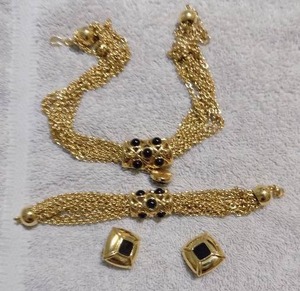 lot 43 image: GOLD & BLACK OBSIDEON NECKLACE & EARRINGS & BRACELET