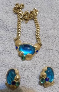 lot 42 image: TEAL GEM NECKLACE & EARRINGS