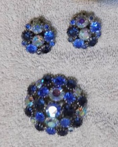 lot 40 image: BLUE GEMSTONE EARRINGS & BROOCH