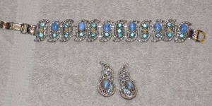 lot 37 image: BLUE BRACELET & EARRINGS CLIP ON