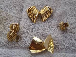 lot 30 image: 4 PAIR GOLD EARRINGS