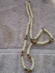 lot 23 image: NECKLACE AND BRACELET SET