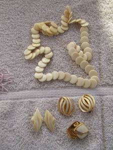 lot 38 image: WHITE NECKLACE, 3 SETS BONECREAM EARRINGS IN BAG