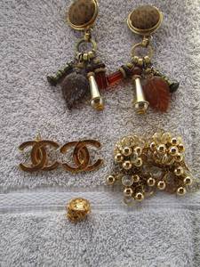 lot 48 image: 3 PAIR GOLD EARRINGS & 1 PAIR LEOPARD EARRINGS