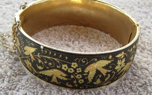lot 14 image: 1960S DAMASCENE GOLD AND BLACK HINGED BANGLE BRACELET