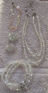 lot 35 image: GLASS NECKLACE & EARRINGS