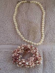 lot 9 image: BRACELET OF FAUX PEARLS