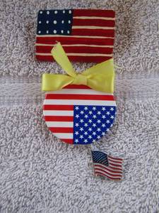 lot 63 image: 4 USA FLAG PINS
