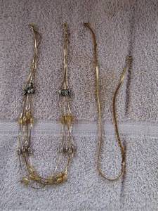 lot 25 image: 1 GOLD NECKLACE  & 1 GOLD AND 1 PEARL