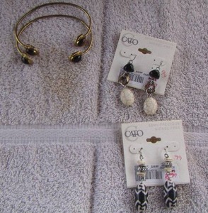 lot 148 image: EARRINGS & BRACELETS  6 PIECES