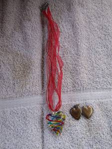 lot 93 image: GLASS HEART NECKLACE & GOLD LOCKET