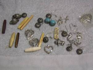 lot 296 image: ASSORTED EARRINGS & JEWELRY PIECES