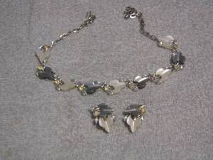 lot 310 image: NECKLACE WITH MATCHING EARRINGS