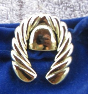 lot 95 image: GOLD SCARF CLIP