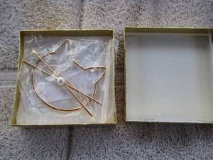 lot 91 image: GOLD CAT HAIR CLIP- NEW