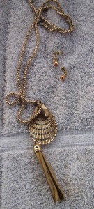 lot 122 image: GOLD NECKLACE MATCHING EARRINGS