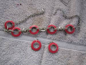 lot 128 image: PINK & SILVER NECKLACE & EARRINGS