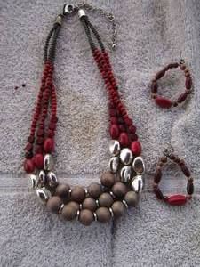 lot 115 image: 3 STRAND BEADED NECKLACE EARRING