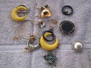 lot 142 image: EARRINGS
