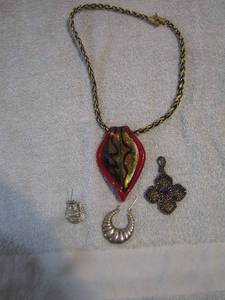 lot 136 image: GLASS LEAF NECKLACE & FLORAL NECKLACE