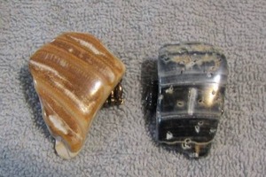 lot 131 image: 2 ELASTIC BAND RINGS WITH STONES