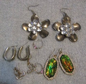 lot 102 image: 5 SETS OF EARRINGS