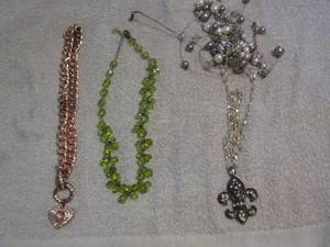 lot 104 image: 6 NECKLACES
