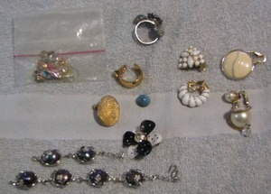 lot 150 image: ASSORTED EARRINGS