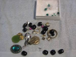 lot 147 image: JEWELRY PIECES