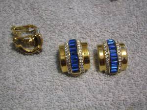 lot 307 image: EARRINGS X 2 DIOR, ST. JOHN CLIP