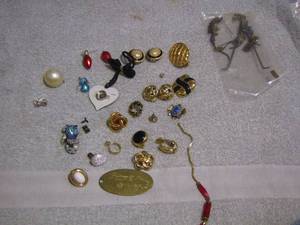 lot 298 image: RANDOM JEWELRY PIECES